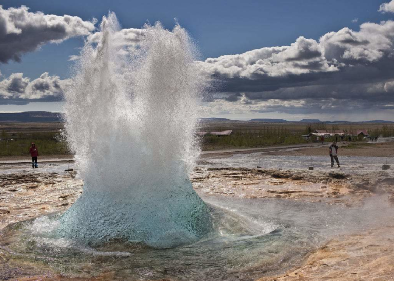 How are geysers formed ESCOO